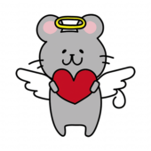 赤いハートを持っている天使の格好をしたネズミ
