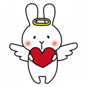 赤いハートを持っている天使の格好をした白いうさぎ