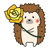 黄色い大きなバラを持っているハリネズミ