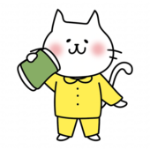 パジャマを着た白い猫