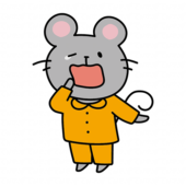 パジャマを着た眠そうなネズミ