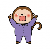 パジャマを着た眠そうな猿