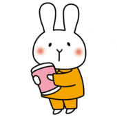 パジャマを着た白いうさぎ