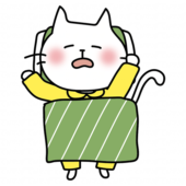 布団で寝ている白い猫