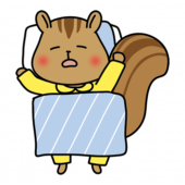 布団で寝ているリス