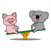 シーソーで遊ぶぶたとコアラ