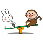 シーソーで遊ぶ白いうさぎと猿