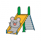 すべり台で遊ぶネズミ