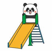 すべり台で遊ぶパンダ