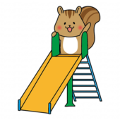 すべり台で遊ぶリス