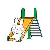 すべり台で遊ぶ白いうさぎ
