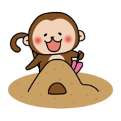 砂場で砂遊びをする猿