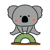 公園のタイヤとびで遊ぶコアラ