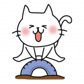 公園のタイヤとびで遊ぶ白い猫
