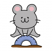 公園のタイヤとびで遊ぶネズミ