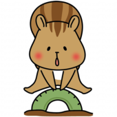 公園のタイヤとびで遊ぶリス