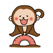 公園のタイヤとびで遊ぶ猿