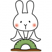 公園のタイヤとびで遊ぶ白いうさぎ