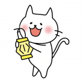 七夕の飾り付けをしている白い猫