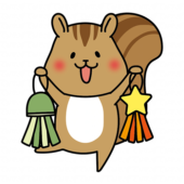 七夕飾りを持っているリス