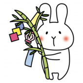 七夕飾りの付いている笹を持っている白いうさぎ