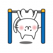 鉄棒をする白い猫