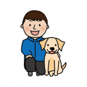 一緒に座っている男性ドッグトレーナーとたれ耳わんちゃん