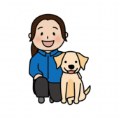 一緒に座っている女性ドッグトレーナーとたれ耳わんちゃん