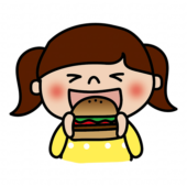 大きな口を開けてハンバーガーを食べている子供（女の子2）