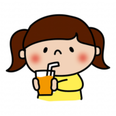 ストローでオレンジジュースを飲む子供（女の子2）