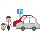 駐車場で手を繋いで歩く息子とパパ