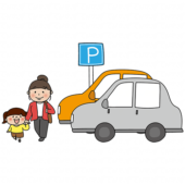 駐車場で手を繋いで歩く娘とママ