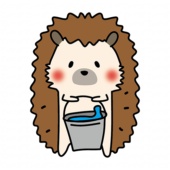 掃除用のバケツの水を運ぶハリネズミ