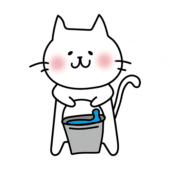 掃除用のバケツの水を運ぶ白い猫