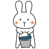 掃除用のバケツの水を運ぶ白いうさぎ