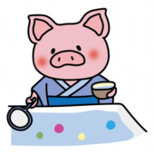 青い浴衣を着てボールすくいをするぶた