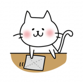 机を拭くお手伝いをする白い猫