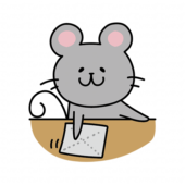 机を拭くお手伝いをするネズミ