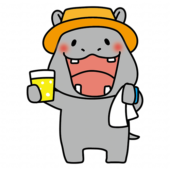 帽子をかぶってフェスを楽しむカバ