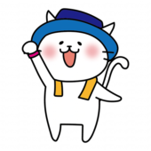 帽子をかぶってフェスを楽しむ白い猫