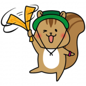 帽子をかぶってフェスを楽しむリス