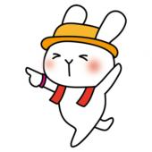 帽子をかぶってフェスを楽しむ白いうさぎ