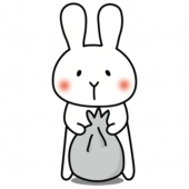 ごみ袋にゴミをまとめるお手伝いをする白いうさぎ