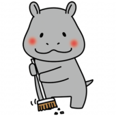 ほうきで掃除のお手伝いをするカバ