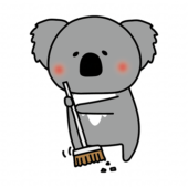 ほうきで掃除のお手伝いをするコアラ