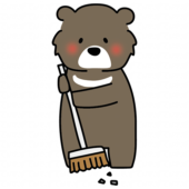 ほうきで掃除のお手伝いをするクマ