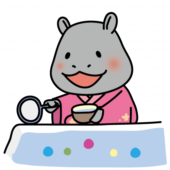 ピンクの浴衣を着てボールすくいをするカバ