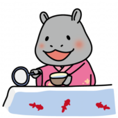 ピンクの浴衣を着て金魚すくいをするカバ