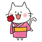 りんご飴を持っている浴衣を着た白い猫