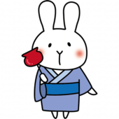 りんご飴を持っている浴衣を着た白いうさぎ